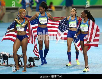 Rio de Janeiro, Brasile. 20 agosto 2016. (L-R) NATASHA HASTINGS, PHYLLIS FRANCESCO, Allyson Felix, e Courtney OKOLO degli USA Donna 4x400m relè celebrare la squadra dopo aver vinto oro durante le gare di atletica al Rio 2016 giochi olimpici estivi. Credito: Jon Gaede/ZUMA filo/Alamy Live News Foto Stock