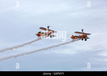 Bournemouth, Regno Unito. 21 agosto 2016. I birrifici altalene si esibiscono al Bournemouth Air Festival di Bournemouth, Regno Unito. Da allora i Breitling Wingwalkers sono diventati gli AeroSuperbatics Wingwalkers. Credit: Carolyn Jenkins/Alamy Live News Foto Stock