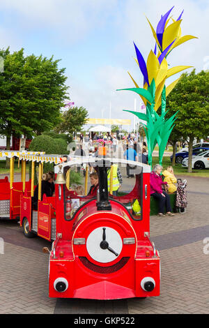 Savvy Shoppers, Southport, Merseyside, Regno Unito. 21 AGO 2016: Come il buon tempo restituisce oltre il Southport Flower Show, la folla gregge in per l'odierna grande vendere. I fantastici quattro giorni di evento orticola si chiude oggi nel tardo pomeriggio con occasioni a bizzeffe in palio. Da prodotti di artigianato e abbigliamento per il la maggior parte delle piante esotiche, c'è davvero qualcosa per tutti. I bambini sono intrattenuti da 'Sonny & Arcobaleno" come i genitori possono sorseggiare il prosecco al sole. Credito: Cernan Elias/Alamy Live News Foto Stock