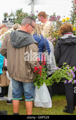 Savvy Shoppers, Southport, Merseyside, Regno Unito. 21 AGO 2016: Come il buon tempo restituisce oltre il Southport Flower Show, la folla gregge in per l'odierna grande vendere. I fantastici quattro giorni di evento orticola si chiude oggi nel tardo pomeriggio con occasioni a bizzeffe in palio, come la folla all'interno del rettangolo di selezione guardare fiore presenta. Da prodotti di artigianato e abbigliamento per il la maggior parte delle piante esotiche, c'è davvero qualcosa per tutti. Credito: Cernan Elias/Alamy Live News Foto Stock