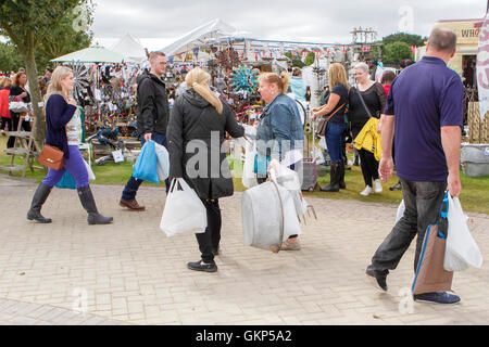 Savvy Shoppers, Southport, Merseyside, Regno Unito. 21 AGO 2016: Come il buon tempo restituisce oltre il Southport Flower Show, la folla gregge in per l'odierna grande vendere. I fantastici quattro giorni di evento orticola si chiude oggi nel tardo pomeriggio con occasioni a bizzeffe in palio. Credito: Cernan Elias/Alamy Live News Foto Stock