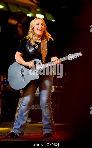 Las Vegas, Nevada, USA. 20 agosto 2016. Melissa Etheridge riproduce il 'Fremont Street Experience" un concerto gratuito serie frequentato da gente del posto e turisti. Un pranzo Fremont Street folla ha oscillato fuori di nuova e vecchia musica dal veterano rocker Etheridge. Credito: Ken Howard/Alamy Live News Foto Stock