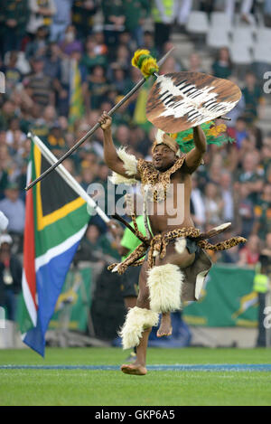 Nelspruit, Sud Africa. Il 20 agosto 2016. La South African National Rugby team in azione contro la Puma presso lo Stadio Mbombela. Impi mascotte in esecuzione sul campo Foto Stock