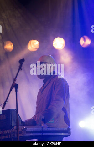 Brecon Galles, Regno Unito, 21 agosto 2016. Il giorno finale di Green Man Festival 2016 a Glanusk Estate in Brecon Galles. Nella foto: Moonlandingz (un supergruppo di organi di contenimento di grasso bianco, Famiglia Slow Club e Sean Lennon) riprodurre il lontano dalla tenda. Immagine: Rob Watkins/Alamy Live News Foto Stock