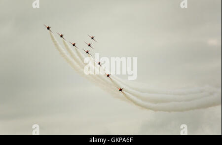 Le frecce rosse aerobatic team display volare in formazione sull'ultimo giorno del Bournemouth Air Show, 2016 contro un cielo grigio Foto Stock