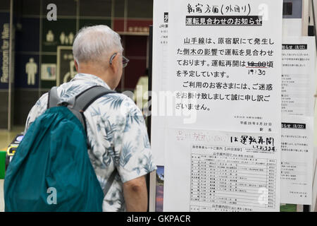 Tokyo, Giappone. Il 22 agosto, 2016. Oriente Giappone Railway Co. annuncia per riavviare le operazioni a 7:30 pm alla stazione di Meguro o Agosto 22, 2016, Tokyo, Giappone. Typhoon Mindulle ancorato nella prefettura di Chiba situato a est di Tokyo lunedì intorno 12:30pm. JR East ha incidenti segnalati su linee diverse tra cui JR Yamanote dove un albero è caduto a JR stazione Harajuku. Credito: Rodrigo Reyes Marin/AFLO/Alamy Live News Foto Stock