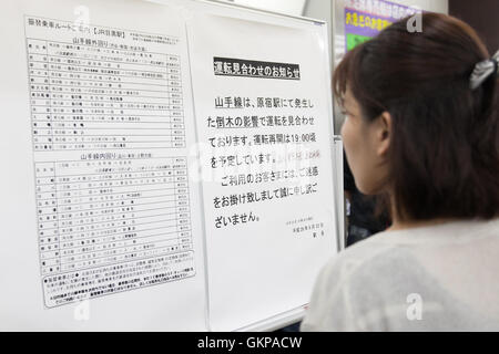 Tokyo, Giappone. Il 22 agosto, 2016. Oriente Giappone Railway Co. annuncia per riavviare le operazioni a 7:30 pm alla stazione di Meguro o Agosto 22, 2016, Tokyo, Giappone. Typhoon Mindulle ancorato nella prefettura di Chiba situato a est di Tokyo lunedì intorno 12:30pm. JR East ha incidenti segnalati su linee diverse tra cui JR Yamanote dove un albero è caduto a JR stazione Harajuku. Credito: Rodrigo Reyes Marin/AFLO/Alamy Live News Foto Stock