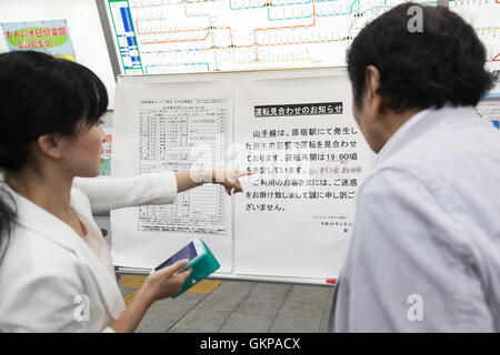 Tokyo, Giappone. Il 22 agosto, 2016. Oriente Giappone Railway Co. annuncia per riavviare le operazioni a 7:30 pm alla stazione di Meguro o Agosto 22, 2016, Tokyo, Giappone. Typhoon Mindulle ancorato nella prefettura di Chiba situato a est di Tokyo lunedì intorno 12:30pm. JR East ha incidenti segnalati su linee diverse tra cui JR Yamanote dove un albero è caduto a JR stazione Harajuku. Credito: Rodrigo Reyes Marin/AFLO/Alamy Live News Foto Stock