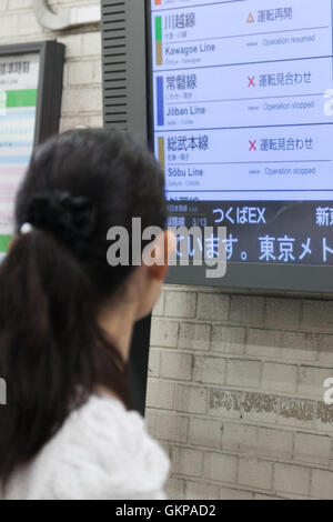 Tokyo, Giappone. Il 22 agosto, 2016. Un JR East controlli di " commuters " una scheda elettronica per il treno di disponibilità del servizio alla stazione di Meguro o Agosto 22, 2016, Tokyo, Giappone. Typhoon Mindulle ancorato nella prefettura di Chiba situato a est di Tokyo lunedì intorno 12:30pm. Oriente Giappone Railway Co. ha incidenti segnalati su linee diverse tra cui JR Yamanote dove un albero è caduto a JR stazione Harajuku. Credito: Rodrigo Reyes Marin/AFLO/Alamy Live News Foto Stock