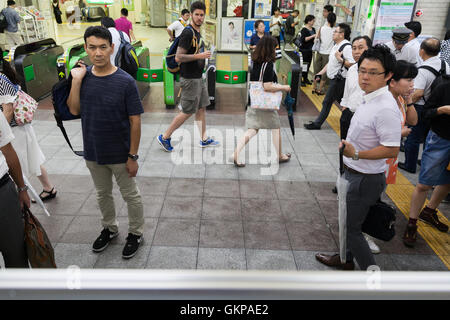 Tokyo, Giappone. Il 22 agosto, 2016. Oriente Giappone Railway Co. annuncia per riavviare le operazioni a 7:30 pm alla stazione di Meguro o Agosto 22, 2016, Tokyo, Giappone. Typhoon Mindulle ancorato nella prefettura di Chiba situato a est di Tokyo lunedì intorno 12:30pm. JR East ha incidenti segnalati su linee diverse tra cui JR Yamanote dove un albero è caduto a JR stazione Harajuku. Credito: Rodrigo Reyes Marin/AFLO/Alamy Live News Foto Stock