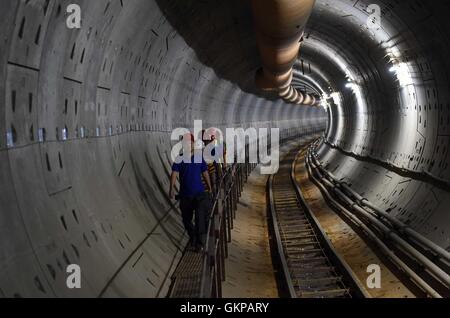 Kunming, la Cina della provincia dello Yunnan. Il 22 agosto, 2016. I lavoratori sono visti al riparo di un tunnel di costruzione della linea metropolitana n. 6 in Kunming, capitale del sud-ovest della Cina di Provincia di Yunnan, 22 Agosto, 2016. Circa 1.040 metri di tunnel costruzione di protezione della seconda fase di Kunming con la linea metropolitana n. 6 è stato finito come di Agosto 21. © Yang Zongyou/Xinhua/Alamy Live News Foto Stock