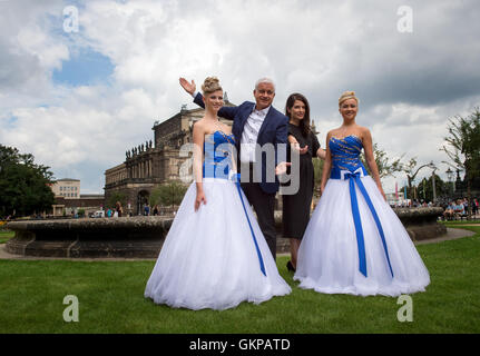 Dresden, Germania. Il 22 agosto, 2016. Due modelli che indossa il design per l'esordiente vestito (l e r), direttore di arti e la testa presidente della Semper Opernball e.V. associazione, Hans-Joachim Frey e Tedesco-greco presenter, news presentatore e giornalista Linda Zervakis pongono dopo la conferenza stampa di apertura in occasione della XII SemperOpernball al Hotel Taschenbergpalais Kempinski a Dresda (Germania), 22 agosto 2016. Linda Zervakis presenterà il SemperOpernball il 3 febbraio 2017. Foto: Arno Burgi/dpa/Alamy Live News Foto Stock