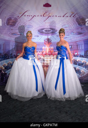 Dresden, Germania. Il 22 agosto, 2016. Due modelli che indossa il design per l'esordiente dress pongono di fronte a un muro di foto dopo la conferenza stampa di apertura in occasione della XII SemperOpernball al Hotel Taschenbergpalais Kempinski a Dresda (Germania), 22 agosto 2016. Linda Zervakis presenterà il SemperOpernball il 3 febbraio 2017. Foto: Arno Burgi/dpa/Alamy Live News Foto Stock