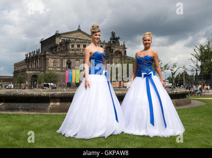 Dresden, Germania. Il 22 agosto, 2016. Due modelli che indossa il design per l'esordiente dress pongono di fronte la Semper Oper di Dresda, Germania, 22 agosto 2016. Linda Zervakis presenterà il SemperOpernball il 3 febbraio 2017. Foto: Arno Burgi/dpa/Alamy Live News Foto Stock