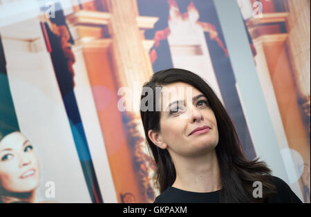 Dresden, Germania. Il 22 agosto, 2016. Il Tedesco-greco presenter, newscaster e giornalista Linda Zervakis, durante un servizio fotografico dopo la conferenza stampa di apertura per la XII SemperOperaball davanti la Semper Opera di Dresda, in Germania, il 22 agosto 2016. Linda Zervakis sarà SemperOperaball moderata su 03 Febbraio 2017 Foto: Arno Burgi/dpa/Alamy Live News Foto Stock