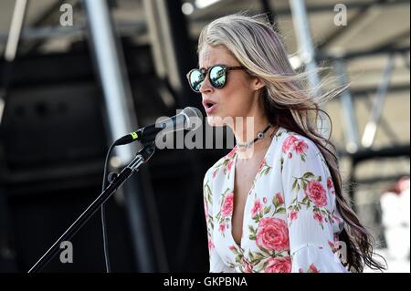 Wantagh, NY, STATI UNITI D'AMERICA. 21 Ago, 2016. Brooke Eden sul palco per 2016 Billboard Hot 100 Festival - SUN, Nikon di Jones Beach Theatre, Wantagh, NY Agosto 21, 2016. Credito: Steven Ferdman/Everett raccolta/Alamy Live News Foto Stock