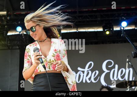 Wantagh, NY, STATI UNITI D'AMERICA. 21 Ago, 2016. Brooke Eden sul palco per 2016 Billboard Hot 100 Festival - SUN, Nikon di Jones Beach Theatre, Wantagh, NY Agosto 21, 2016. Credito: Steven Ferdman/Everett raccolta/Alamy Live News Foto Stock