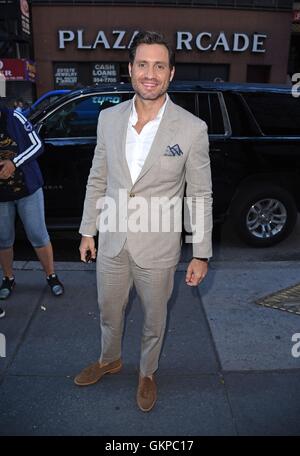 New York, NY, STATI UNITI D'AMERICA. Il 22 agosto, 2016. Edgar Ramirez fuori e circa per celebrità Candids - MON, New York, NY Agosto 22, 2016. Credito: Derek Storm/Everett raccolta/Alamy Live News Foto Stock