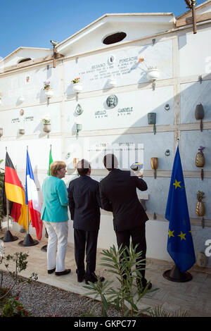 Ventotene, Italia 22 Agosto 2016. Dispensa - di un documento di riferimento reso disponibile il 22 agosto 2016 mostra il Cancelliere tedesco Angela Merkel (CDU), il Primo Ministro italiano Matteo Renzi (r) e il Presidente francese Francois Hollande facendo una visita alla tomba di antifascisti Altiero Spinelli nel corso di un incontro tra i leader dell'isola di Ventotene, Italia 22 Agosto 2016. Foto: Guido Bergmann/Bundesregierung/dpa Credito: dpa picture alliance/Alamy Live News Foto Stock