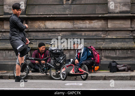 Edimburgo, Scozia. Il 22 agosto, 2016. Gli artisti interpreti o esecutori in treno e di riposo prima di loro spettacoli. La Edinburgh Festival Fringe è il più grande performing arts festival in tutto il mondo, quest'anno il festival ospita più di 3000 mostra in quasi 300 sedi in tutta la città. Credito: Simone Padovani / risveglio / Alamy Live News Foto Stock