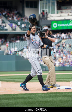 Denver, Colorado, Stati Uniti d'America. Il 7 agosto, 2016. Ichiro Suzuki (Marlins) MLB : Ichiro Suzuki del Miami Marlins suggerimenti il suo casco per gli appassionati dopo aver colpito una tripla per la sua carriera 3000th hit in MLB nel settimo inning durante il Major League Baseball gioco contro il Colorado Rockies al Coors Field di Denver, Colorado, Stati Uniti . © Thomas Anderson/AFLO/Alamy Live News Foto Stock