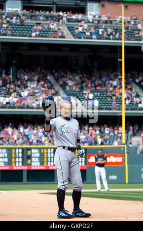 Denver, Colorado, Stati Uniti d'America. Il 7 agosto, 2016. Ichiro Suzuki (Marlins) MLB : Ichiro Suzuki del Miami Marlins suggerimenti il suo casco per gli appassionati dopo aver colpito una tripla per la sua carriera 3000th hit in MLB nel settimo inning durante il Major League Baseball gioco contro il Colorado Rockies al Coors Field di Denver, Colorado, Stati Uniti . © Thomas Anderson/AFLO/Alamy Live News Foto Stock