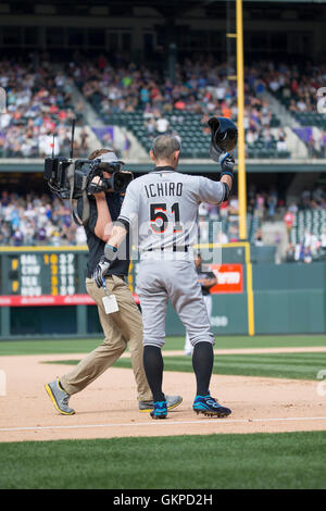 Denver, Colorado, Stati Uniti d'America. Il 7 agosto, 2016. Ichiro Suzuki (Marlins) MLB : Ichiro Suzuki del Miami Marlins suggerimenti il suo casco per gli appassionati dopo aver colpito una tripla per la sua carriera 3000th hit in MLB nel settimo inning durante il Major League Baseball gioco contro il Colorado Rockies al Coors Field di Denver, Colorado, Stati Uniti . © Thomas Anderson/AFLO/Alamy Live News Foto Stock