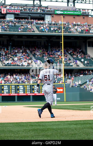 Denver, Colorado, Stati Uniti d'America. Il 7 agosto, 2016. Ichiro Suzuki (Marlins) MLB : Ichiro Suzuki del Miami Marlins suggerimenti il suo casco per gli appassionati dopo aver colpito una tripla per la sua carriera 3000th hit in MLB nel settimo inning durante il Major League Baseball gioco contro il Colorado Rockies al Coors Field di Denver, Colorado, Stati Uniti . © Thomas Anderson/AFLO/Alamy Live News Foto Stock