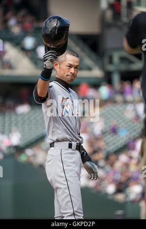 Denver, Colorado, Stati Uniti d'America. Il 7 agosto, 2016. Ichiro Suzuki (Marlins) MLB : Ichiro Suzuki del Miami Marlins suggerimenti il suo casco per gli appassionati dopo aver colpito una tripla per la sua carriera 3000th hit in MLB nel settimo inning durante il Major League Baseball gioco contro il Colorado Rockies al Coors Field di Denver, Colorado, Stati Uniti . © Thomas Anderson/AFLO/Alamy Live News Foto Stock