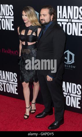 New York, NY, STATI UNITI D'AMERICA. Il 22 agosto, 2016. Claudine Jakubowicz, Jonathan Jakubowicz presso gli arrivi PER LE MANI DI PIETRA Premiere, La Scuola di Arti Visive (SVA) Theatre di New York, NY Agosto 22, 2016. Credito: Lev Radin/Everett raccolta/Alamy Live News Foto Stock