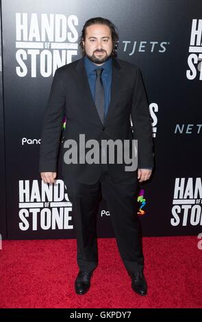 New York, NY, STATI UNITI D'AMERICA. Il 22 agosto, 2016. Jonathan Jakubowicz presso gli arrivi PER LE MANI DI PIETRA Premiere, La Scuola di Arti Visive (SVA) Theatre di New York, NY Agosto 22, 2016. Credito: Lev Radin/Everett raccolta/Alamy Live News Foto Stock