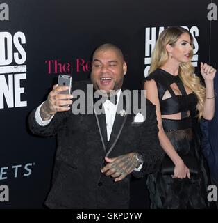 New York, NY, STATI UNITI D'AMERICA. Il 22 agosto, 2016. Pedro Perez, Claudine Jakubowicz presso gli arrivi PER LE MANI DI PIETRA Premiere, La Scuola di Arti Visive (SVA) Theatre di New York, NY Agosto 22, 2016. Credito: Lev Radin/Everett raccolta/Alamy Live News Foto Stock