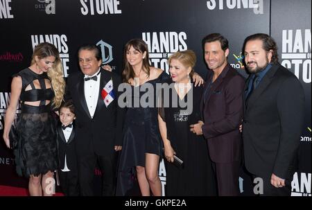 New York, NY, STATI UNITI D'AMERICA. Il 22 agosto, 2016. Claudine Jakubwicz, Roberto Duran, Ana de Armas, Felicidad Duran, Edgar Ramirez, Jonathan Jakubowicz presso gli arrivi PER LE MANI DI PIETRA Premiere, La Scuola di Arti Visive (SVA) Theatre di New York, NY Agosto 22, 2016. © Lev R Foto Stock