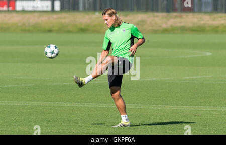 Gladbach's Jannik Vestergaard in azione durante il training finale in Moenchengladbach, Germania, 23 agosto 2016. Il Borussia Moenchengladbach faccia Ragazzi Berna nel ramo di ritorno della UEFA Champions League qualifier su 24.08.2016. Foto: GUIDO KIRCHNER/DPA Foto Stock