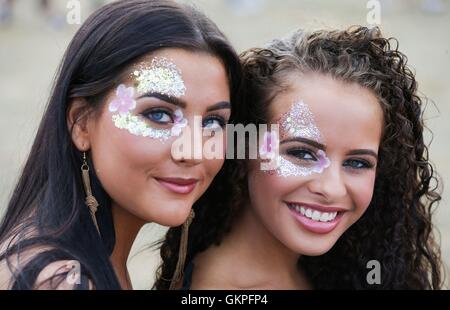 Faccia dipinta i frequentatori del festival durante il V Festival a Hylands Park a Chelmsford Essex. Foto Stock