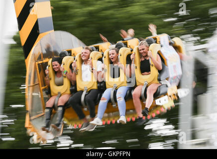 I frequentatori del festival in sella a una fiera durante il V Festival a Hylands Park a Chelmsford Essex. Foto Stock