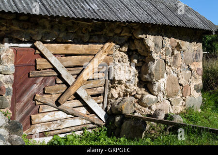 Abbandonato porta del granaio imbarcato fino Foto Stock