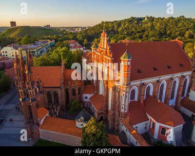 Antenna vista superiore. Città vecchia di Vilnius, Lituania: St Anne e Bernadine le Chiese, lituano: Sv. Onos ir Bernardinu baznyci Foto Stock