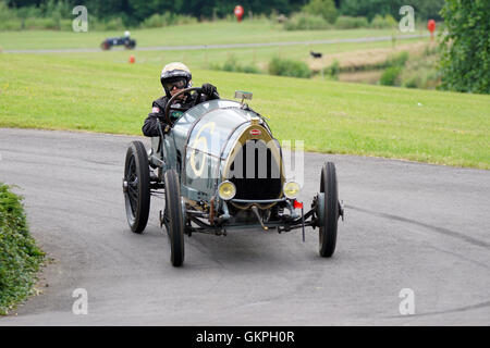 Simon Diffey getta un 1922 Bugatti Brescia nella rotonda al 2016 Chateau Impney Hill Climb Foto Stock