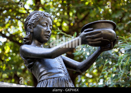 Scultura di una ragazza in Victoria Embankment Gardens, London, Regno Unito Foto Stock