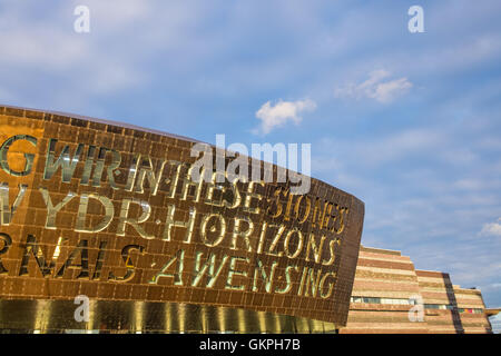 Wales Millennium Centre nella ex zona portuale di Cardiff, Galles Foto Stock