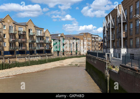 Vecchi magazzini di spedizione sul Tamigi convertito in appartamento residenziale edifici, Canary Wharf / Limehouse, London, Regno Unito Foto Stock