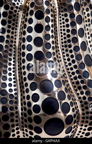 23 Luglio 2016 - dettaglio della zucca, Yayoi Kusama exhibition at Victoria Miro art gallery di Londra, Regno Unito Foto Stock