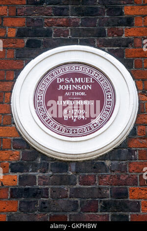 Placca rossa che commemora il Dr Samuel Johnson su Samuel Johnson in casa Gough Square, London, Regno Unito Foto Stock