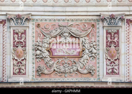 Decorazione a stucco sulla Mucsarnok Art Gallery in Piazza degli Eroi a Budapest, Ungheria. Il Mucsarnok Art Gallery progettato da Albert Schickedanz e Fulop Herczog in eclettico stile neoclassico fu costruito nel 1895. Foto Stock