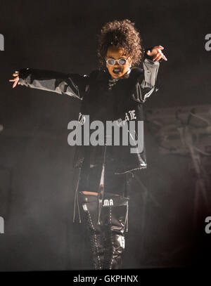 Rihanna effettuando al Virgin Media stadio durante il V Festival a Hylands Park a Chelmsford Essex. Foto Stock