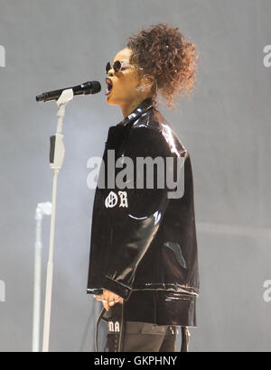 Rihanna effettuando al Virgin Media stadio durante il V Festival a Hylands Park a Chelmsford Essex. Foto Stock