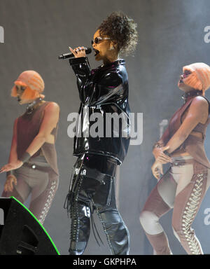 Rihanna effettuando al Virgin Media stadio durante il V Festival a Hylands Park a Chelmsford Essex. Foto Stock