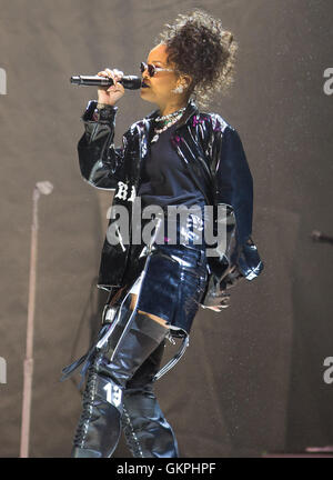 Rihanna effettuando al Virgin Media stadio durante il V Festival a Hylands Park a Chelmsford Essex. Foto Stock