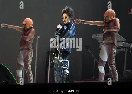 Rihanna effettuando al Virgin Media stadio durante il V Festival a Hylands Park a Chelmsford Essex. Foto Stock